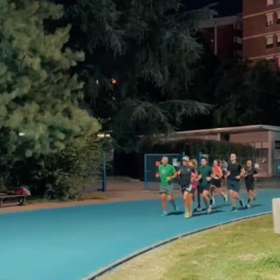 Stasera niente chilometri facili. Ripetute, recuperi, fiato corto. E poi di nuovo sulla linea. In pista si lavora sulla…